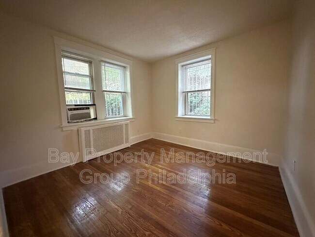 Building Photo - 2809 W Queen Ln