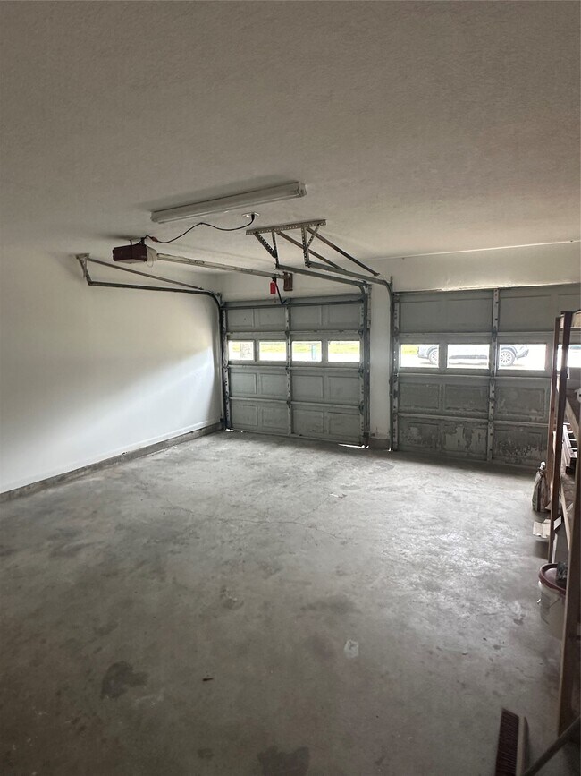 Building Photo - 501 Cindyrella Dr