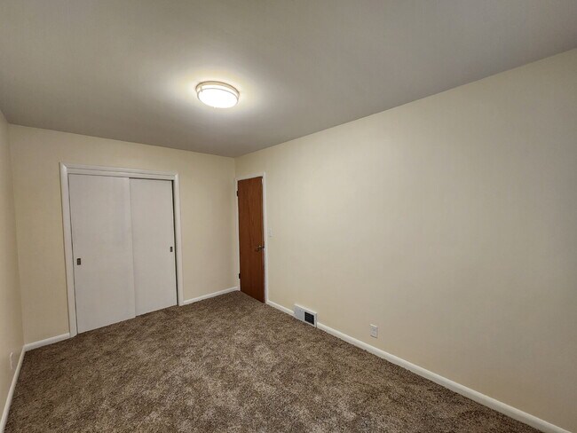 Building Photo - GREAT Location  2 Bedroom side by side duplex  $1395/monthly