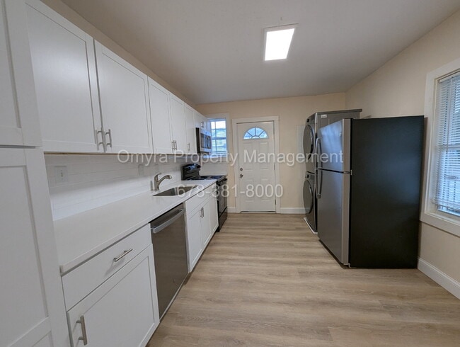 Building Photo - Charming 2 Bedroom Duplex Unit in Atlanta!