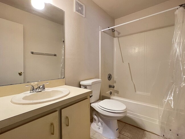 Building Photo - One Bedroom Condo at Park Lake