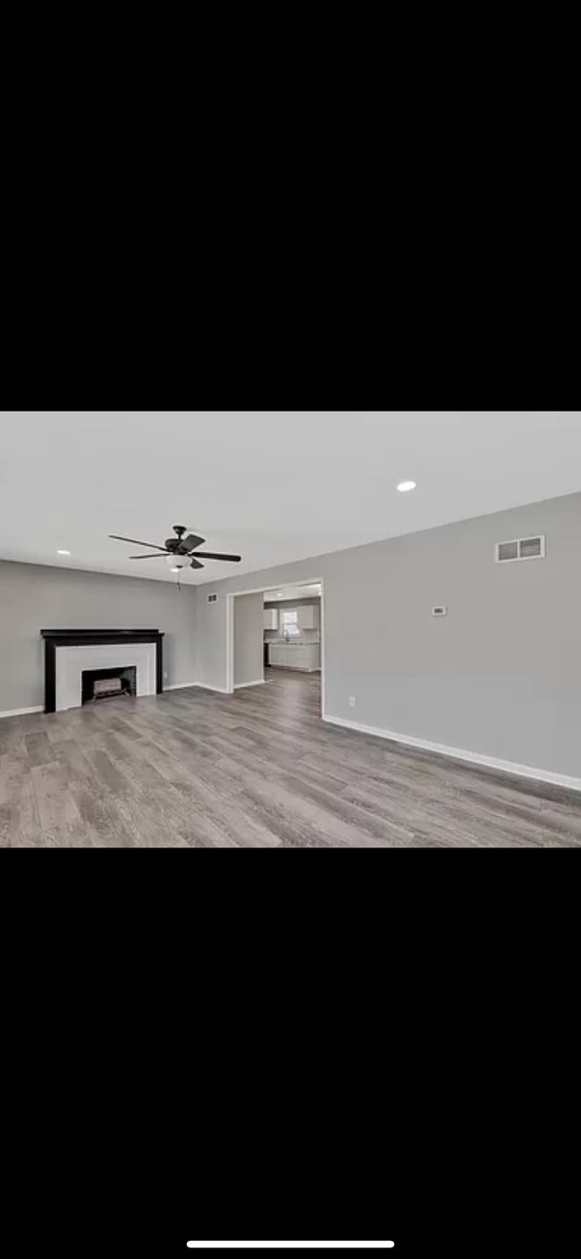 Building Photo - 918 N Crestway St