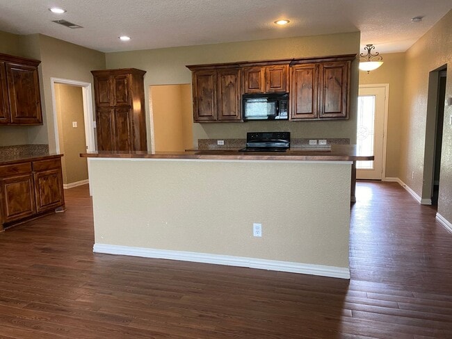 Building Photo - Charming 3-Bedroom Home Just Minutes from ...
