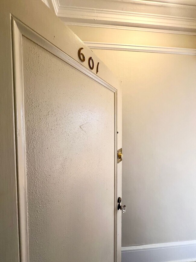 Building Photo - Sunny Corner Unit in Nob Hill/Downtown Location