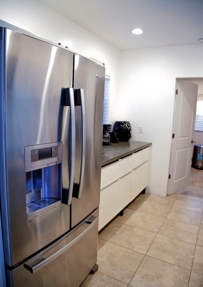 Building Photo - 916 W Drew St