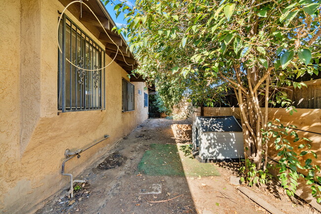 gated side yard - 5079 E BREMER AVE