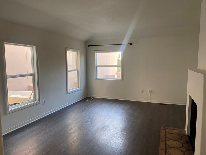 Building Photo - 8731 Holloway Dr