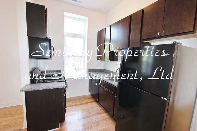 Interior Photo - 4502-04 N Paulina St