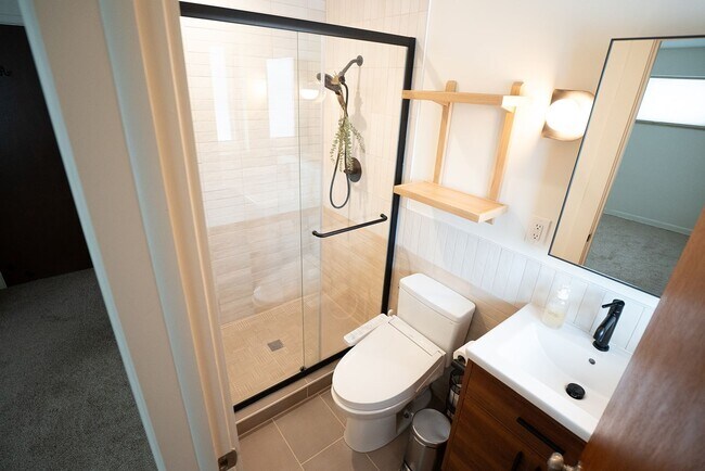 Building Photo - 180 Estes St