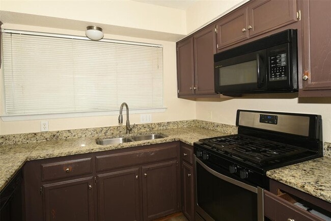 Building Photo - 410 Splitrock