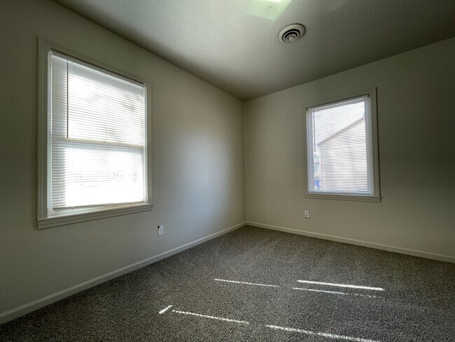 Building Photo - 317 W 18th St