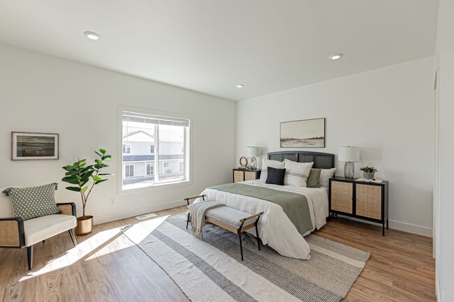 Building Photo - AVAILABLE TODAY - 3 Bed 2.5 Bath Townhome ...