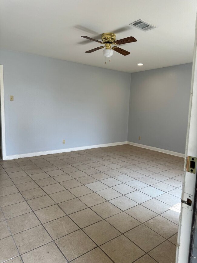 Building Photo - 6723 Glen Rock
