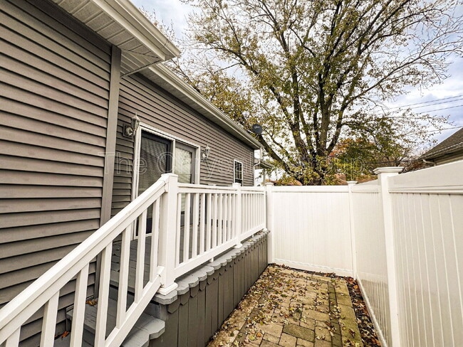 Building Photo - 402 S Illinois St