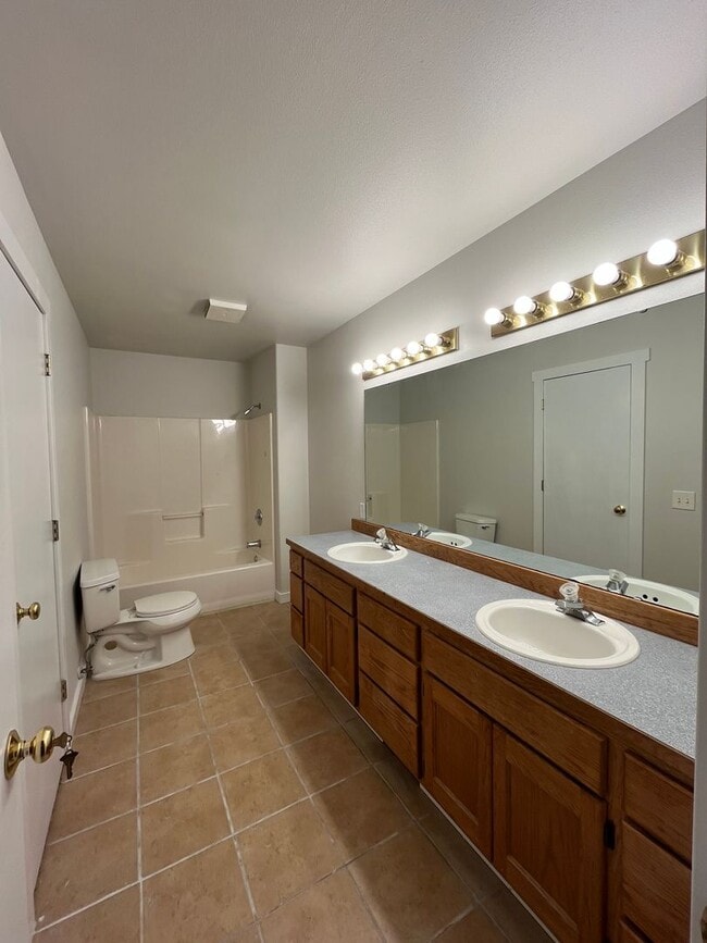 Building Photo - Spacious Four Bedroom Home with Bonus Room - Toledo St