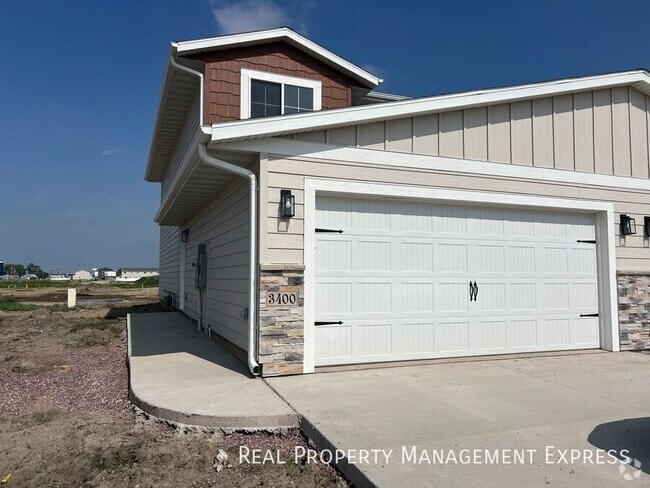 Building Photo - 3400 Heather Ave