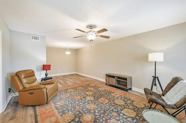Building Photo - 1352 Country Pl Dr