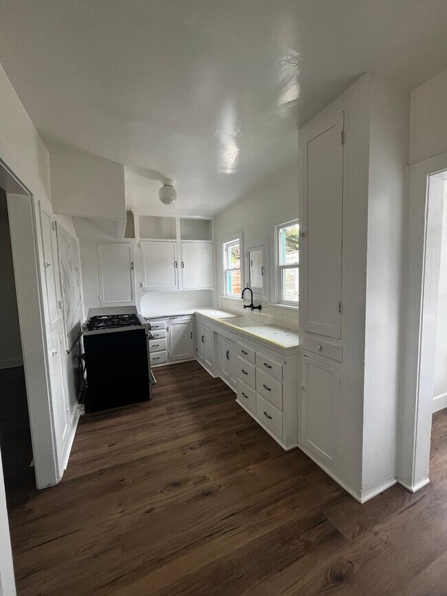 Building Photo - 921