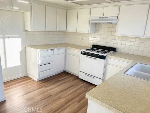 Building Photo - 402 S Ola Vista