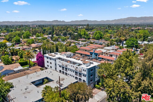 Building Photo - 6815 Baird Ave
