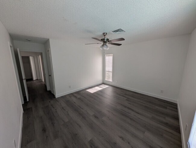 Building Photo - Sharp 3 Bedroom Home w/Pool in Glendale
