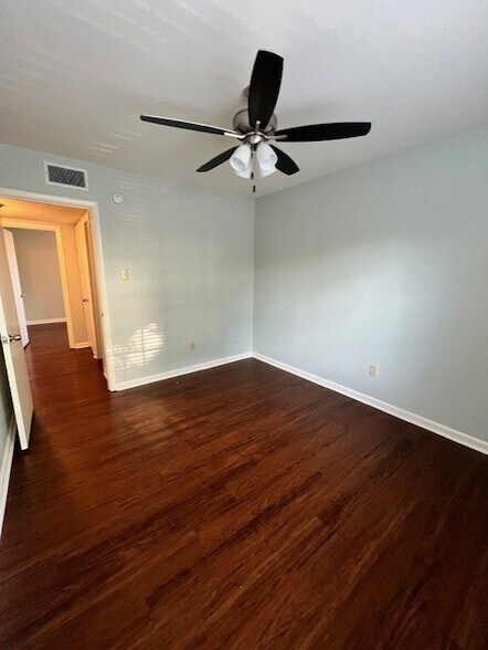 Building Photo - 503 E 6th St