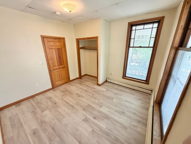 Building Photo - 3 Bedroom Apartment Superior South End Location Burlington Available 7/1! OFF STREET PARKING + LA...