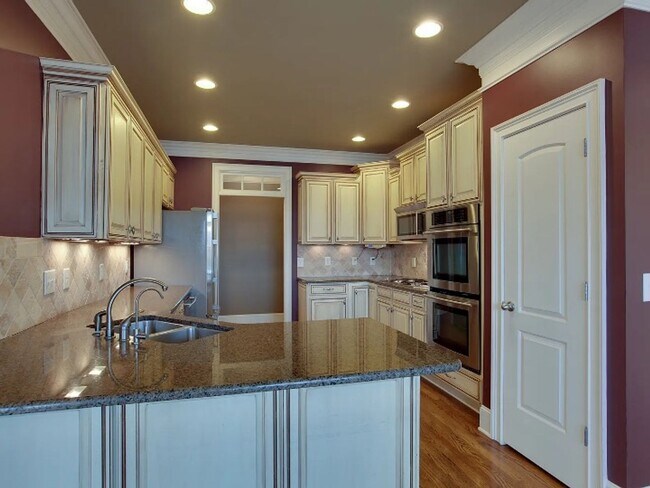 Building Photo - Coming soon! One level living in Franklin-Willow Springs