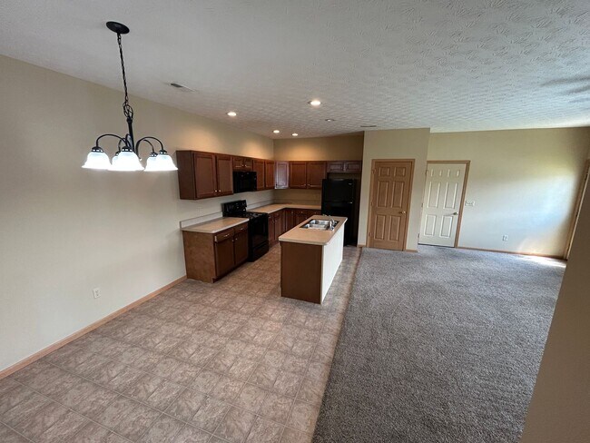 Building Photo - Modern & Spacious 3-Bedroom Ranch Condo!