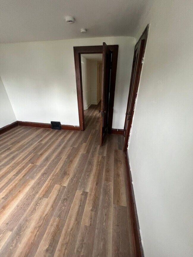 Building Photo - Charming 4-Bedroom Single-Family Home in C...