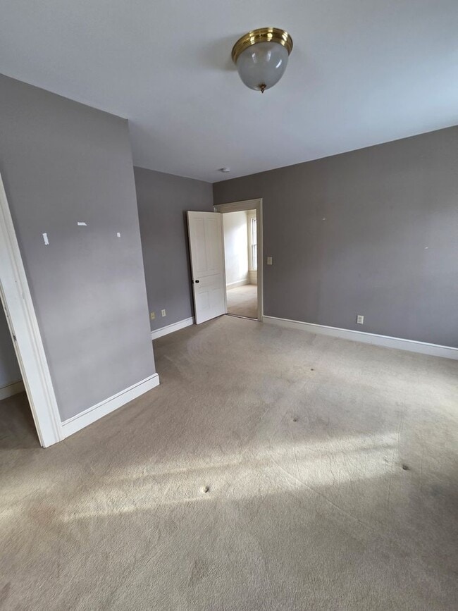 Building Photo - 4 Bed 2 Bath