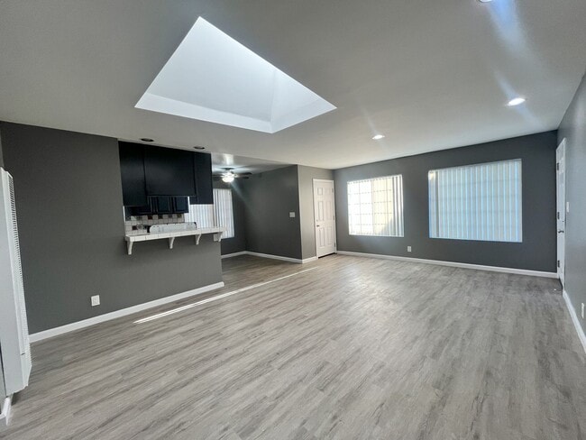 Building Photo - 2 BD 1 BA UPSTAIRS UNIT W/ ASSIGNED GARAGE...