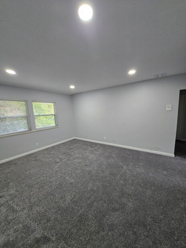Building Photo - 3634 Kalsman Dr