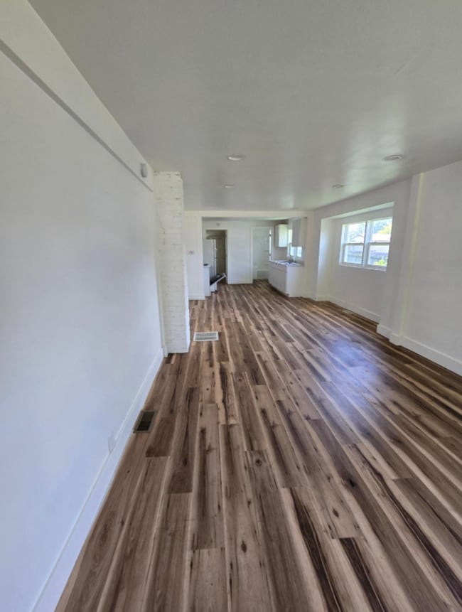 Building Photo - Spacious One Bedroom Duplex located near S...