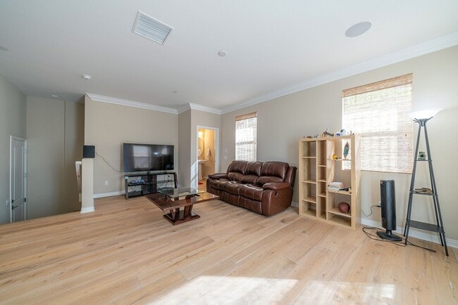 Building Photo - Gorgeous Lomita Townhome