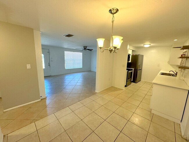 Building Photo - Spacious 2-Bed/2-Bath + Bonus Room Home for Rent in Bradenton, FL!