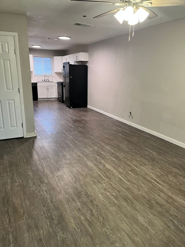 Building Photo - 2 Bedroom 1 Bath Triplex | Brookridge #2