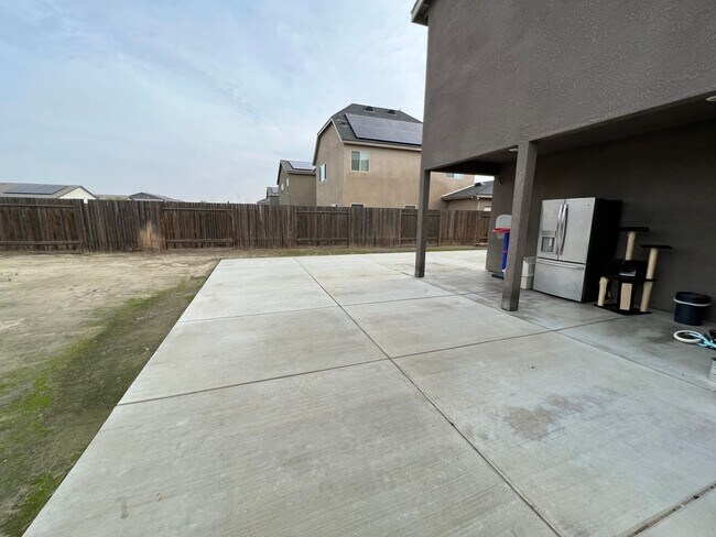 Building Photo - Southwest 4 bedroom Home