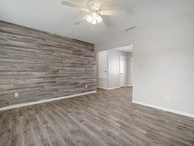 Building Photo - Beautiful Valrico Home | No Carpet + Screened Patio + Bonus Room