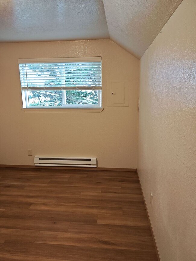 Building Photo - Corner Unit - Large kitchen!