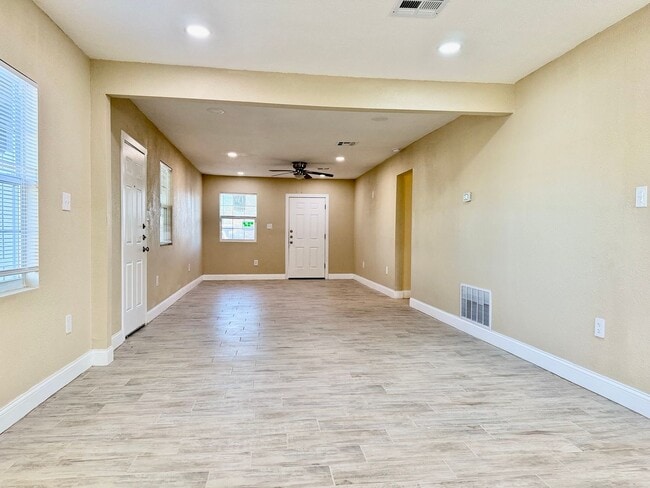 Building Photo - House For Rent