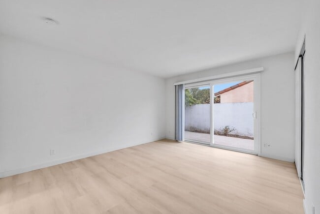 Building Photo - "Rare Single-Story Remodel: Modern 3BR End-Unit in University Park