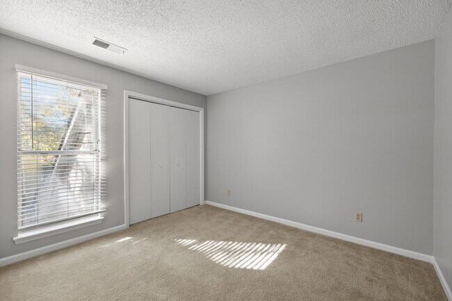 Building Photo - 2505 Stockbridge Dr