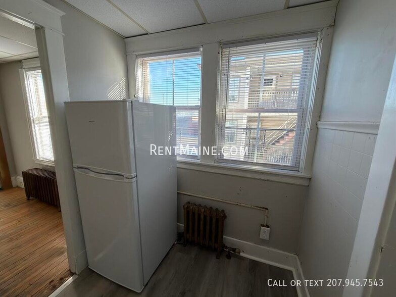 Building Photo - 9 Catell St