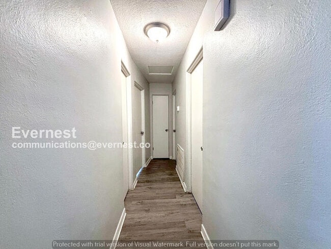 Building Photo - Spacious 4 Bed, 2 Bath Home with Off-Street Parking and Hookups