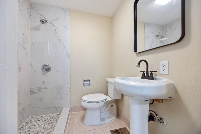 Building Photo - Spacious 5 bed/2 bath in SE Portland