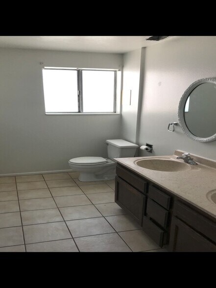 Building Photo - 633 E Acoma Rd