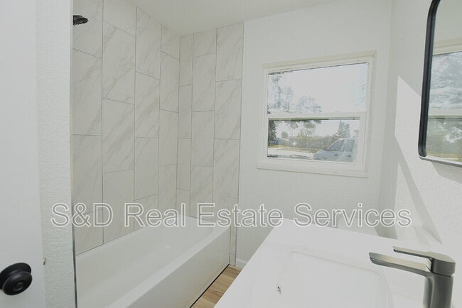 Building Photo - 2919 Hickory St