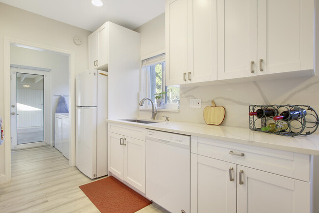 Building Photo - 466 Tequesta Dr