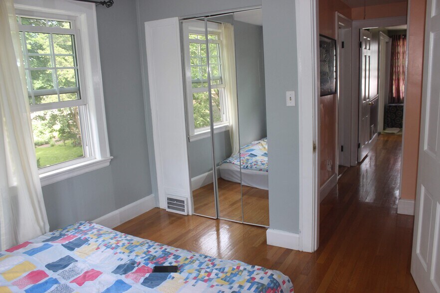 Guest bed(King bed) - 8 Park Ave